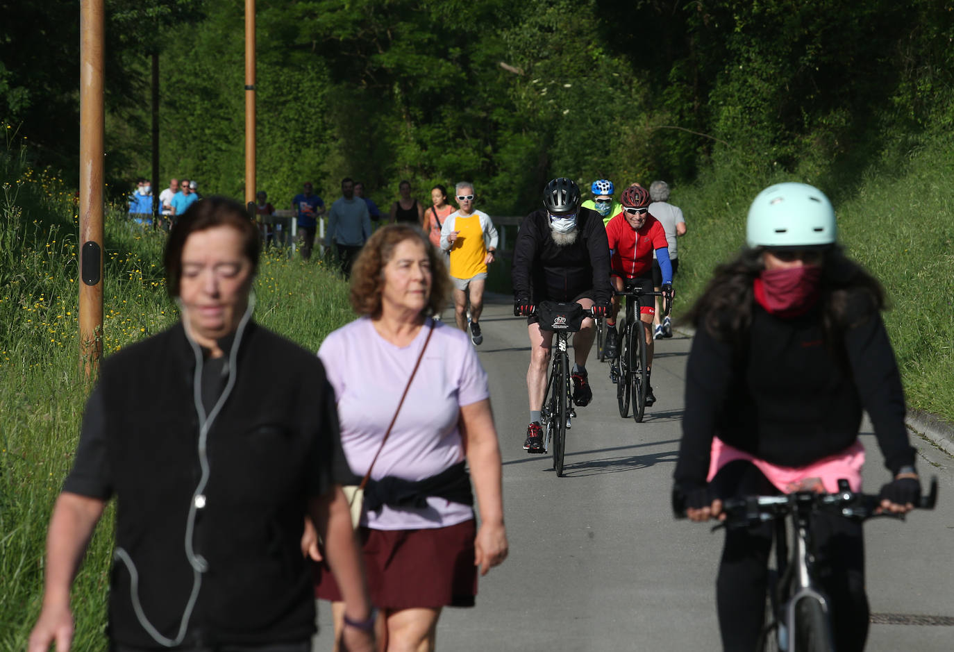 Las salidas de los asturianos para pasear o hacer deporte son algo más contenidas este domingo, aunque la afluencia sigue siendo importante en playas y parques. El control policial se intensifica en esta segunda jornada de libertad.