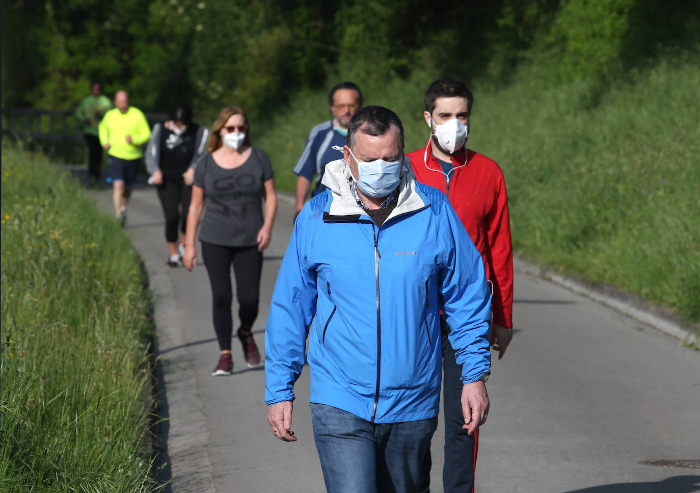 Las salidas de los asturianos para pasear o hacer deporte son algo más contenidas este domingo, aunque la afluencia sigue siendo importante en playas y parques. El control policial se intensifica en esta segunda jornada de libertad.