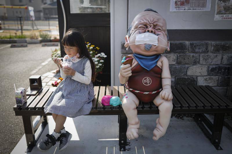 El coronavirus ha llegado a prácticamente todos los países del mundo y en algunos lugares han optado por colocarle mascarillas protectoras a las estatuas más emblemáticas, como el Cristo Redentor de Brasil o el Woody Allen de Oviedo, para concienciar sobre los beneficios de utilizarlas para tratar de frenar la pandemia. 