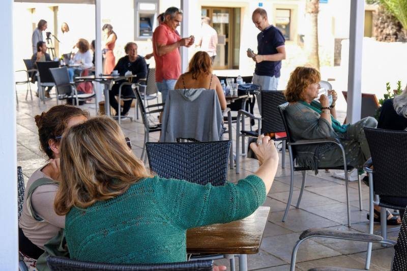 Las islas de La Gomera, La Graciosa, El Hierro, (Canarias) y Formentera (Baleares) han iniciado este lunes la fase 1 de la desescalada. Comercios, restaurantes y establecimientos hoteleros ya han podido reabrir después de 50 días de confinamiento por el coronavirus. Las restricciones no han impedido que las terrazas de los bares y las cafeterías vuelvan a ocuparse. 