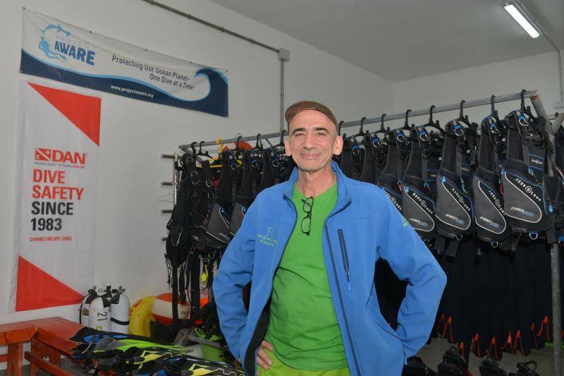 Las islas de La Gomera, La Graciosa, El Hierro, (Canarias) y Formentera (Baleares) han iniciado este lunes la fase 1 de la desescalada. Comercios, restaurantes y establecimientos hoteleros ya han podido reabrir después de 50 días de confinamiento por el coronavirus. Las restricciones no han impedido que las terrazas de los bares y las cafeterías vuelvan a ocuparse. 