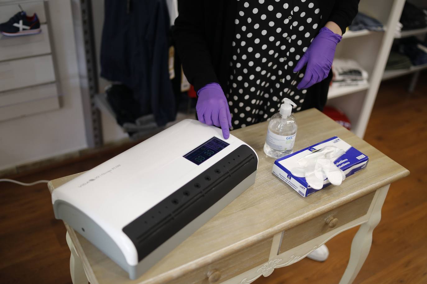 Después de cincuenta días de confinamiento por el coronavirus, Asturias ha llegado a la fase 0 de la desescalada. Desde este lunes comercios y peluquerías pueden reabrir, aunque con condiciones especiales para evitar aglomeraciones y prevenir el contagio del Covid-19. 