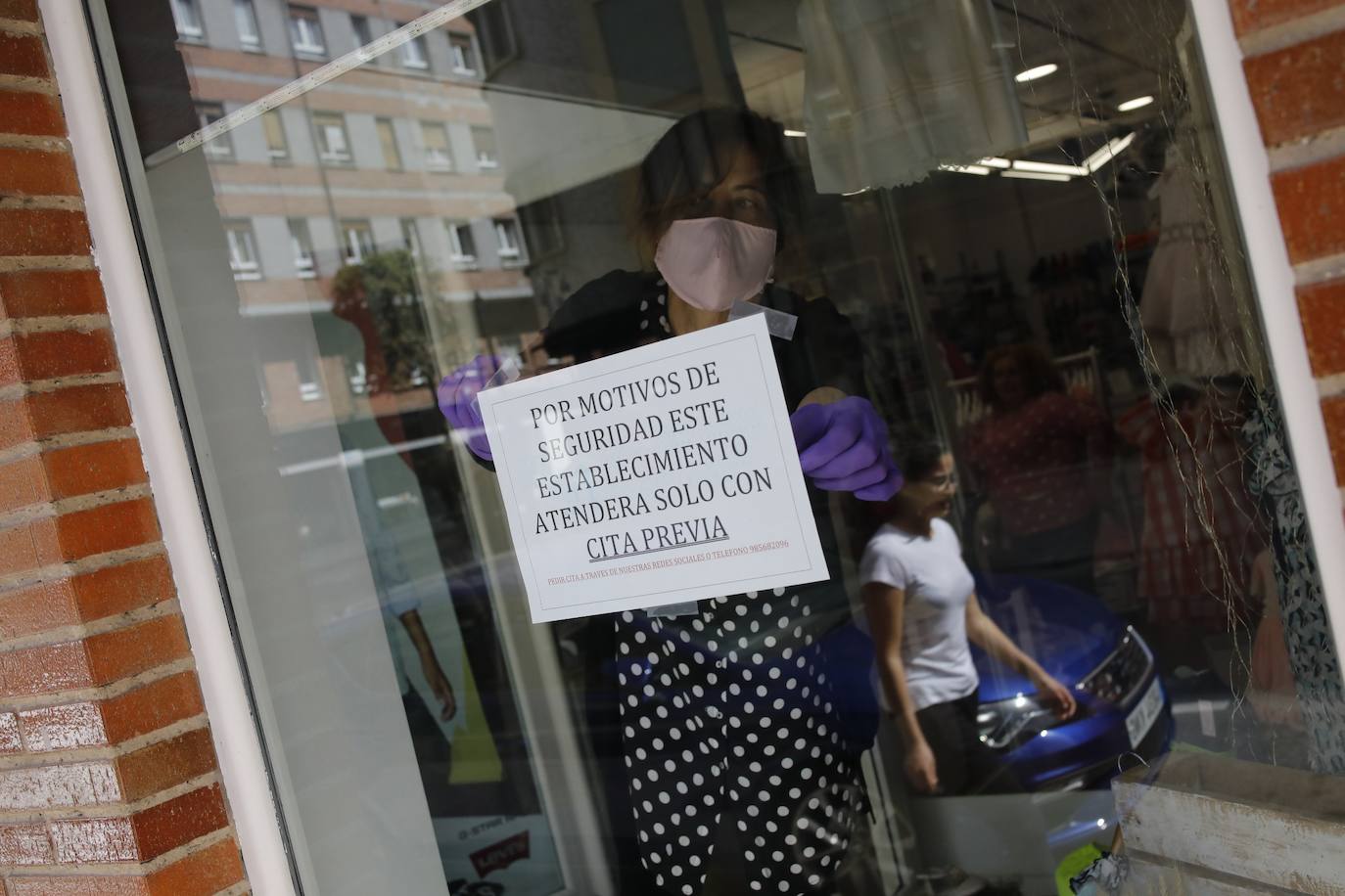 Después de cincuenta días de confinamiento por el coronavirus, Asturias ha llegado a la fase 0 de la desescalada. Desde este lunes comercios y peluquerías pueden reabrir, aunque con condiciones especiales para evitar aglomeraciones y prevenir el contagio del Covid-19. 