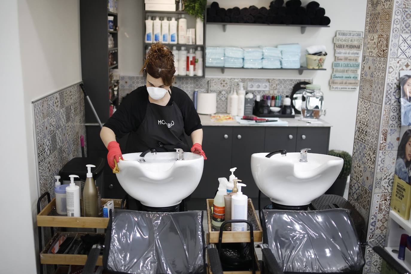 Después de cincuenta días de confinamiento por el coronavirus, Asturias ha llegado a la fase 0 de la desescalada. Desde este lunes comercios y peluquerías pueden reabrir, aunque con condiciones especiales para evitar aglomeraciones y prevenir el contagio del Covid-19. 