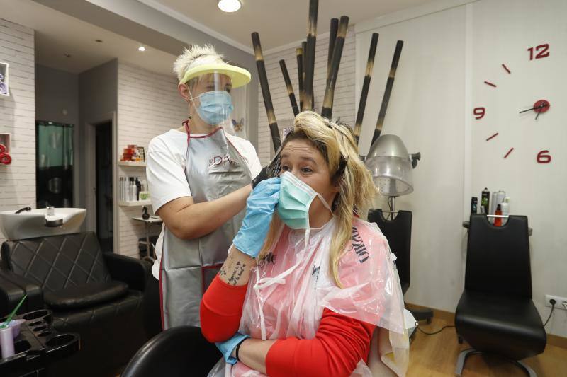 Después de cincuenta días de confinamiento por el coronavirus, Asturias ha llegado a la fase 0 de la desescalada. Desde este lunes comercios y peluquerías pueden reabrir, aunque con condiciones especiales para evitar aglomeraciones y prevenir el contagio del Covid-19. 