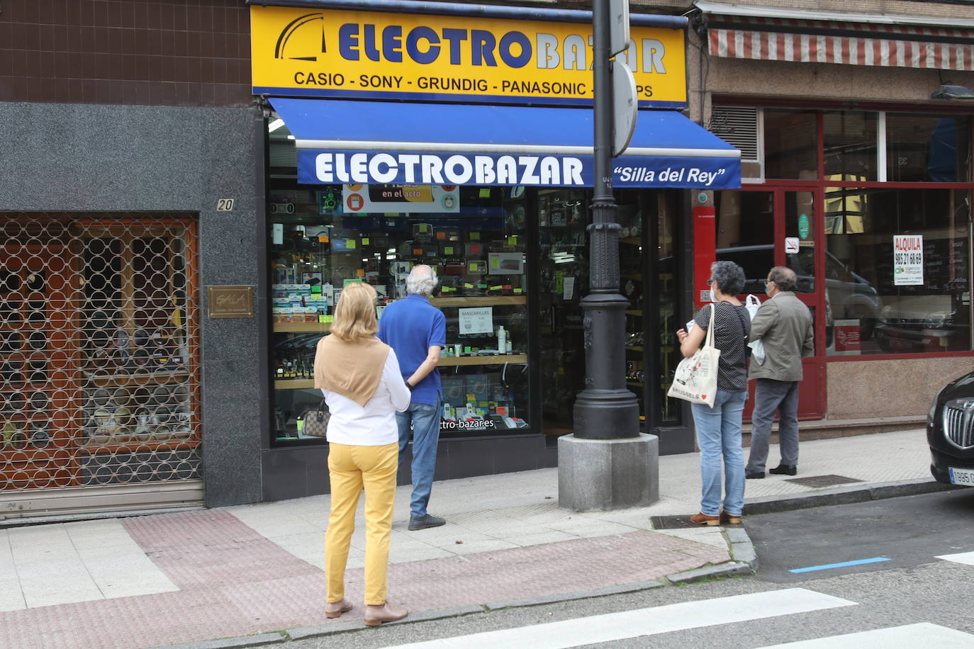 Después de cincuenta días de confinamiento por el coronavirus, Asturias ha llegado a la fase 0 de la desescalada. Desde este lunes comercios y peluquerías pueden reabrir, aunque con condiciones especiales para evitar aglomeraciones y prevenir el contagio del Covid-19. 