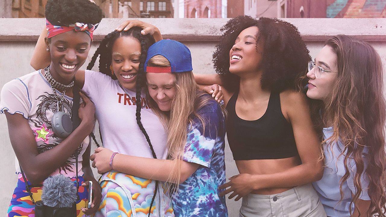 Betty. 2 de mayo, HBO. Ojo a esta miniserie de seis episodios, que es un 'spin-off' de la excelente 'Skate Kitchen' -no en vano la protagonizan los mismos personajes-, un filme indie que sigue la historia de varias chicas que intentan abrirse un hueco en el mundo del skateboard en Nueva York, un mundillo generalmente dominado por hombres. Escrita y dirigida por Crystal Moselle, no confundir con 'Betty, la fea' o cualquier entrega de la conocida telenovela.