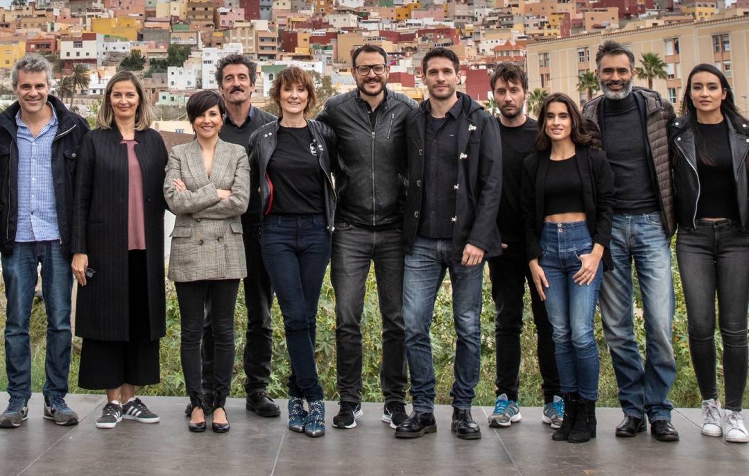 La unidad. 15 de mayo, Movistar+. Dani de la Torre y Alberto Marini dirigen esta miniserie de 6 episodios, un thriller policíaco que se basa en el trabajo de una unidad de élite de la policía especializada en terrorismo yihadista. La historia arranca cuando detienen en España al líder terrorista más buscado del mundo y el país se convierte en el objetivo número uno de los terroristas. Liderados por la comisaria Carla Torres, la unidad deberá desmantelar cualquiera las misiones que los seguidores del terrorista están preparando. Y todo sin que la población lo sepa.