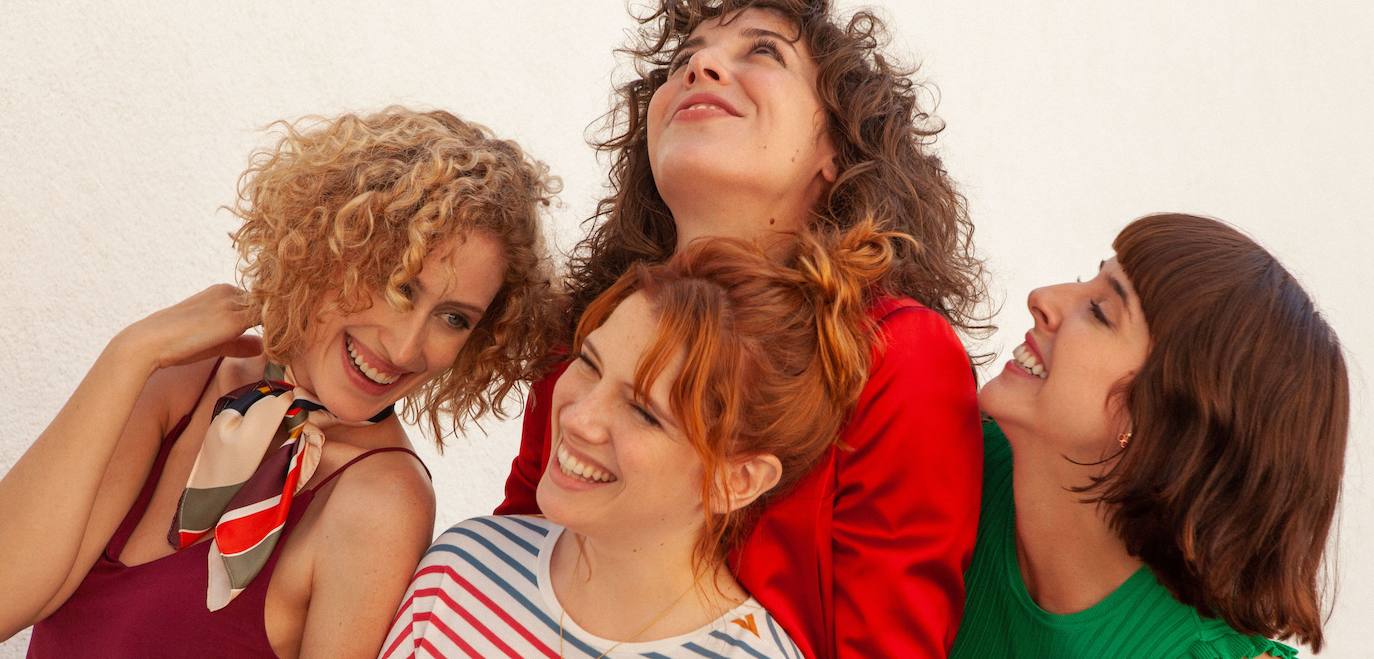 Valeria. 8 de mayo, Netflix. Basada en las novelas de Elísabet Benavent, que ha participado como consultora creativa, la nueva ficción de Netflix está protagonizada por Diana Gómez. La actriz da vida a una escritora en crisis, tanto por el tipo de novelas que escribe como por la relación que tiene con su marido. Valeria se refugia en sus tres mejores amigas -Carmen, Lola y Nerea-, que la apoyan durante su viaje entre la incertidumbre. Amor, desamor, amistad, celos, infidelidad, dudas, secretos, trabajo, preocupaciones, alegrías y sueños sobre el futuro se dan la mano en esta serie.