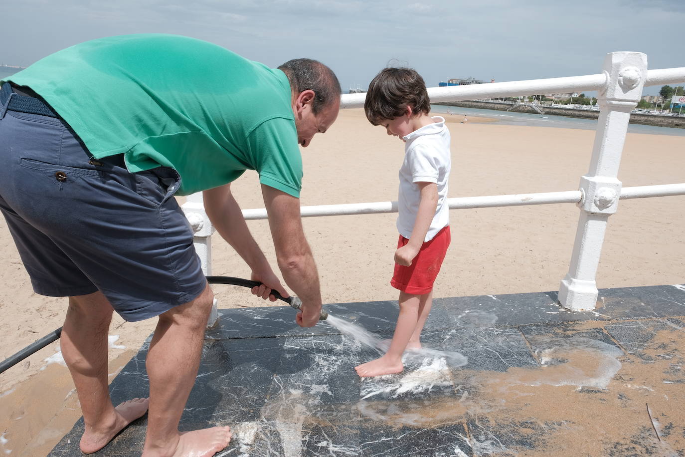 Con temperaturas más propias del verano que de la primavera, Asturias vive una jornada del estado de alarma con las peluquerías y pequeños comercios abiertos en su camino hacia la 'nueva normalidad'