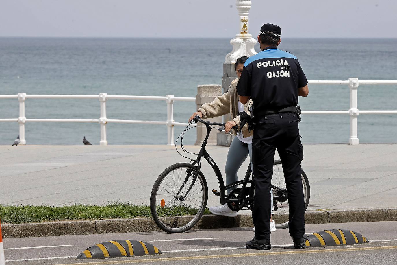 Con temperaturas más propias del verano que de la primavera, Asturias vive una jornada del estado de alarma con las peluquerías y pequeños comercios abiertos en su camino hacia la 'nueva normalidad'