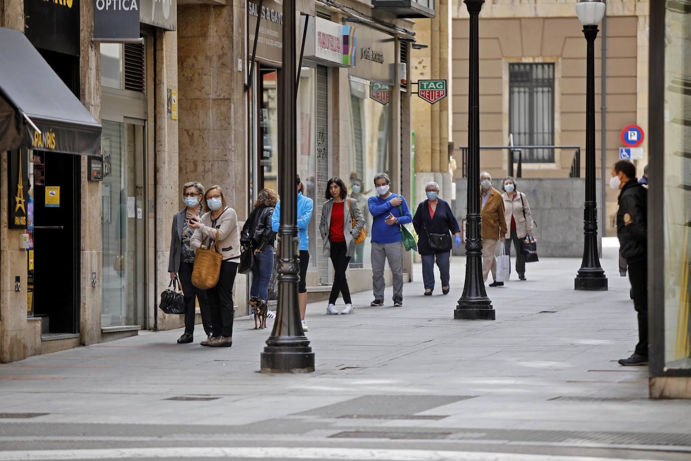 Con temperaturas más propias del verano que de la primavera, Asturias vive una jornada del estado de alarma con las peluquerías y pequeños comercios abiertos en su camino hacia la 'nueva normalidad'