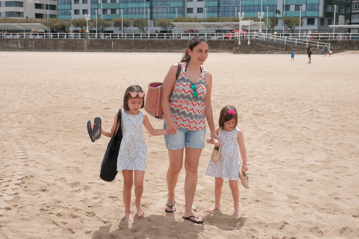 Con temperaturas más propias del verano que de la primavera, Asturias vive una jornada del estado de alarma con las peluquerías y pequeños comercios abiertos en su camino hacia la 'nueva normalidad'