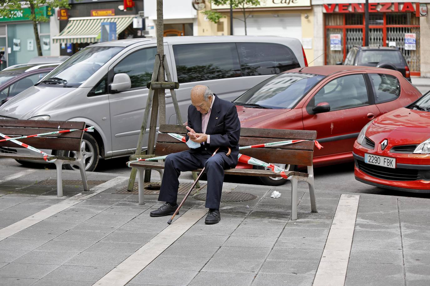 Con temperaturas más propias del verano que de la primavera, Asturias vive una jornada del estado de alarma con las peluquerías y pequeños comercios abiertos en su camino hacia la 'nueva normalidad'