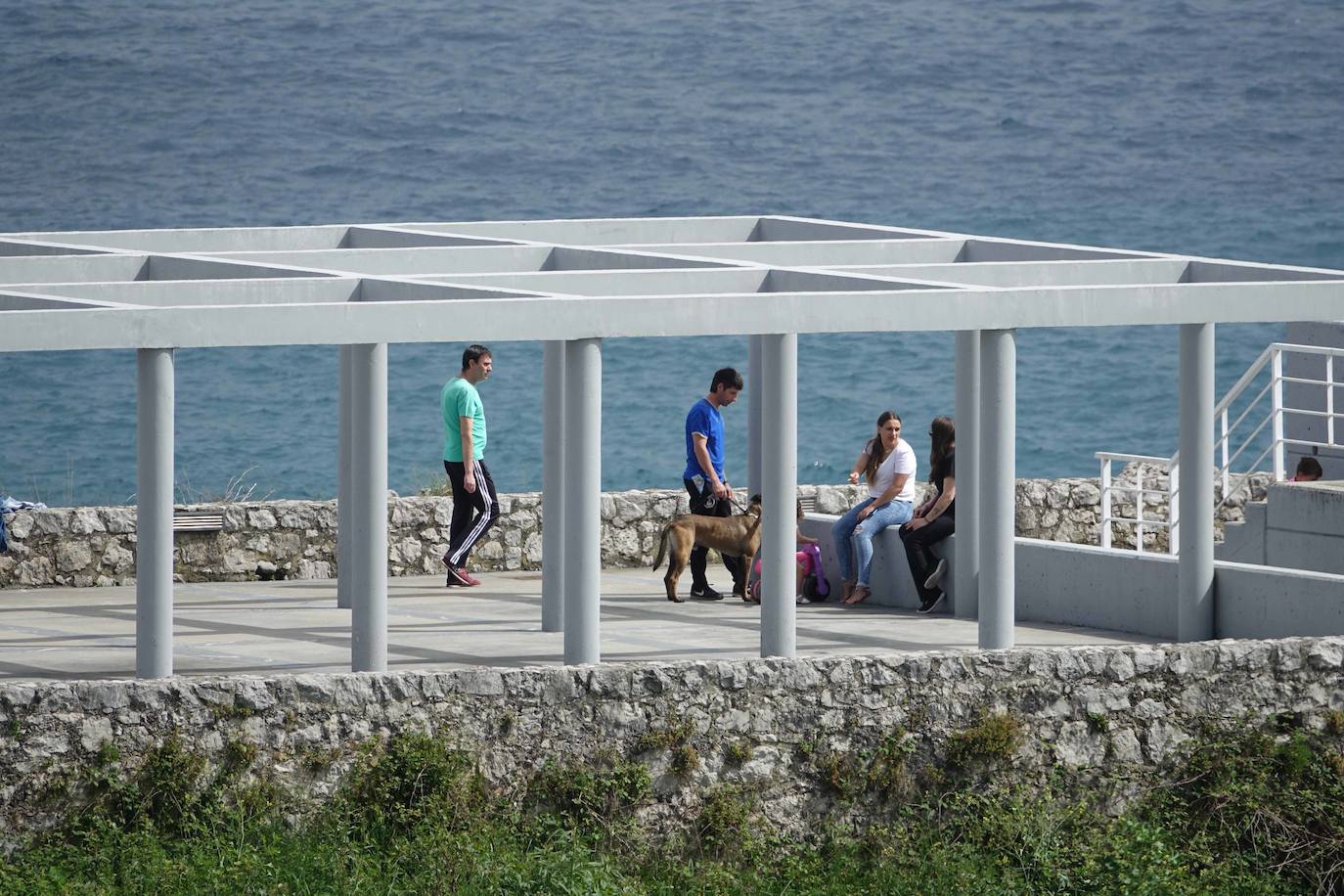 Con temperaturas más propias del verano que de la primavera, Asturias vive una jornada del estado de alarma con las peluquerías y pequeños comercios abiertos en su camino hacia la 'nueva normalidad'