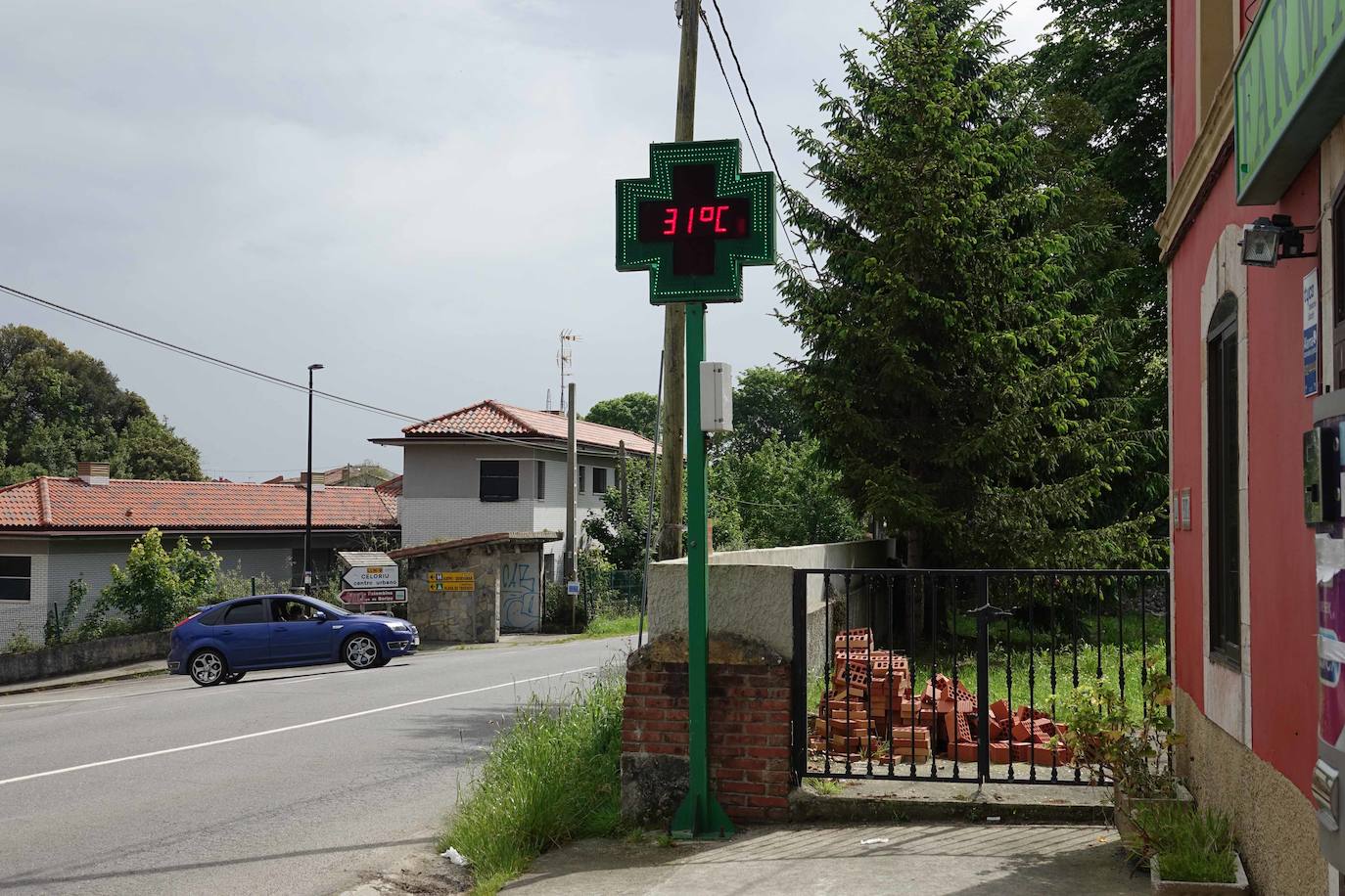 Con temperaturas más propias del verano que de la primavera, Asturias vive una jornada del estado de alarma con las peluquerías y pequeños comercios abiertos en su camino hacia la 'nueva normalidad'