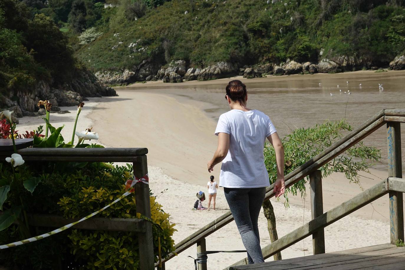Con temperaturas más propias del verano que de la primavera, Asturias vive una jornada del estado de alarma con las peluquerías y pequeños comercios abiertos en su camino hacia la 'nueva normalidad'