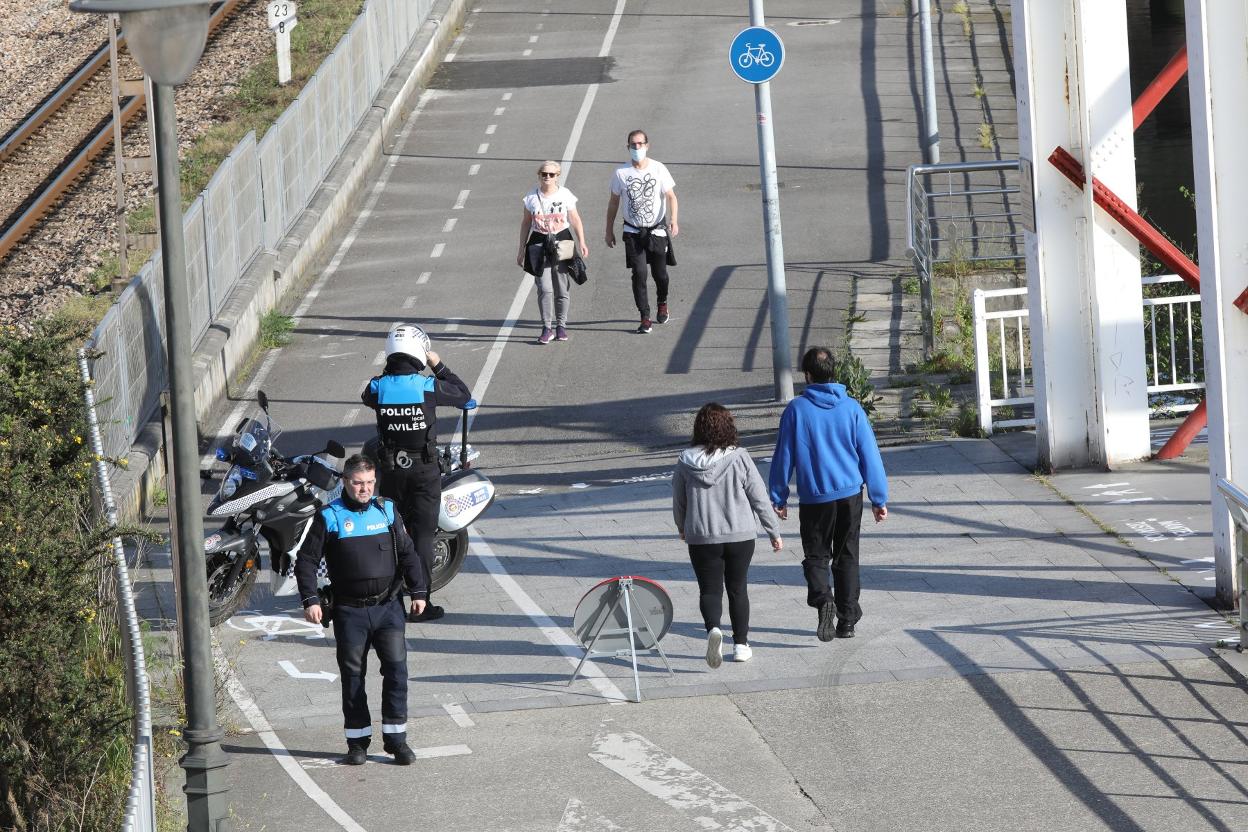 La Policía Local reguló la separación de peatones y ciclistas en el paseo de la ría. 