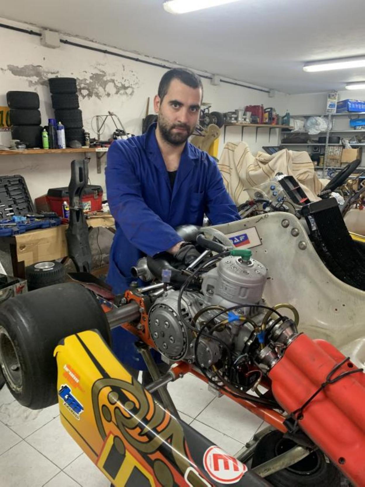 El piloto de Tapia realiza el mantenimiento a su kart. 