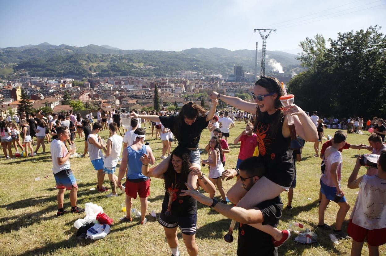 Jóvenes disfrutando de la jira al prau de Castandiello. 