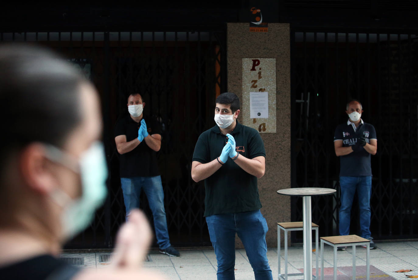 Los hosteleros salieron a la puerta de sus negocios vestidos de negro para rechazar las limitaciones a su trabajo impuestas desde el Gobierno central.
