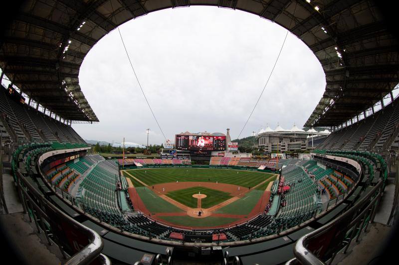 La pandemia de Covid-19 no ha frenado el inicio de la liga de béisbol de Corea del Sur, que ha comenzado este martes. Eso sí, por el momento los partidos se disputarán a puerta cerrada, aunque algunos estadios han colocado pancartas con personas dibujadas para que sus gradas parezcan más llenas. 