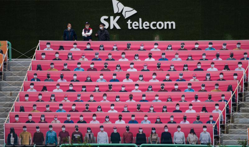 La pandemia de Covid-19 no ha frenado el inicio de la liga de béisbol de Corea del Sur, que ha comenzado este martes. Eso sí, por el momento los partidos se disputarán a puerta cerrada, aunque algunos estadios han colocado pancartas con personas dibujadas para que sus gradas parezcan más llenas. 