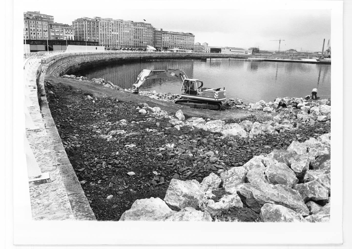 El 3 de mayo de 1995, el ministro José Borrell y el alcalde de Gijón Vicente Álvarez Areces, inauguraban la playa artificial ubicada ubicada en la zona este Gijón. Miles de usuarios disfrutan ahora cada año de este arenal que surgía de un degradado e inaccesible pedreru de El Natahoyo anexo a la factoría de los desaparecidos Astilleros del Cantábrico. 