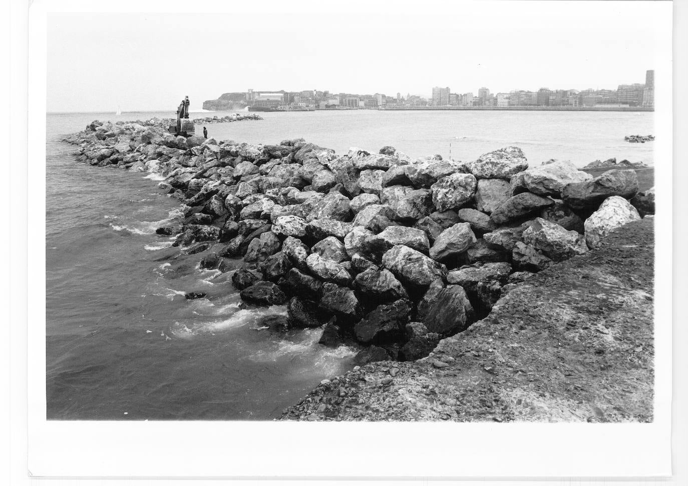 El 3 de mayo de 1995, el ministro José Borrell y el alcalde de Gijón Vicente Álvarez Areces, inauguraban la playa artificial ubicada ubicada en la zona este Gijón. Miles de usuarios disfrutan ahora cada año de este arenal que surgía de un degradado e inaccesible pedreru de El Natahoyo anexo a la factoría de los desaparecidos Astilleros del Cantábrico. 