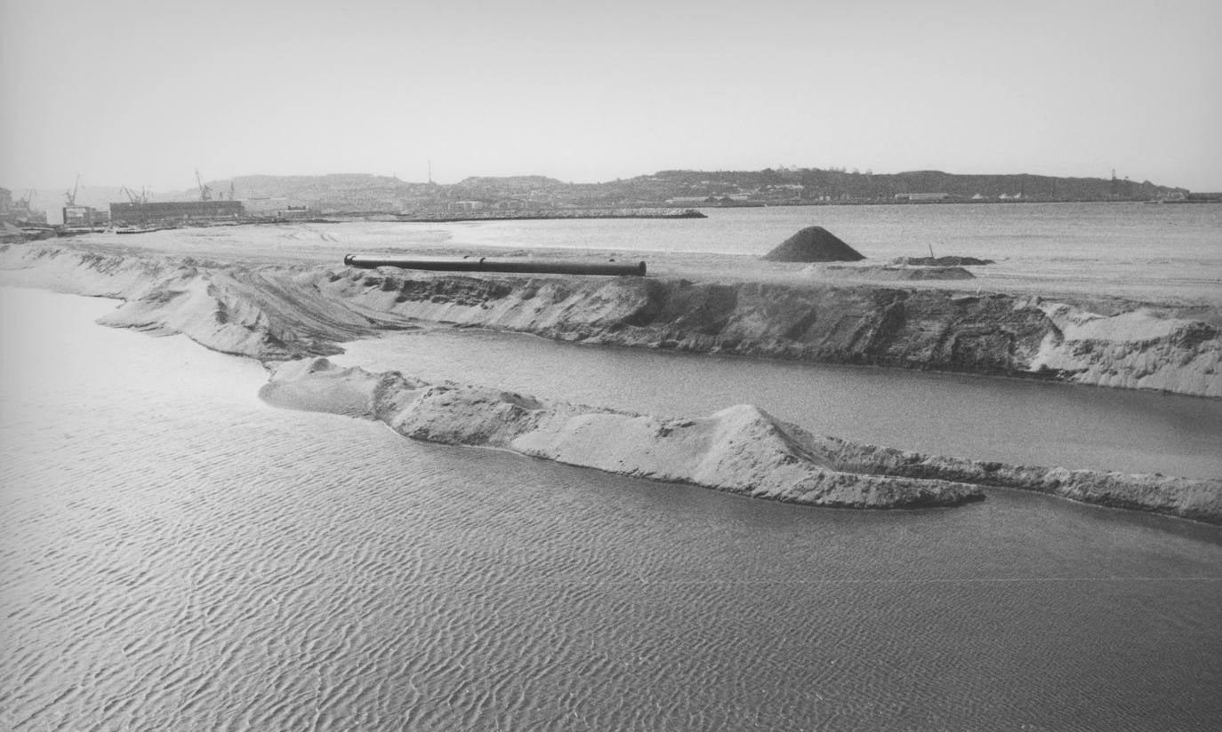 El 3 de mayo de 1995, el ministro José Borrell y el alcalde de Gijón Vicente Álvarez Areces, inauguraban la playa artificial ubicada ubicada en la zona este Gijón. Miles de usuarios disfrutan ahora cada año de este arenal que surgía de un degradado e inaccesible pedreru de El Natahoyo anexo a la factoría de los desaparecidos Astilleros del Cantábrico. 