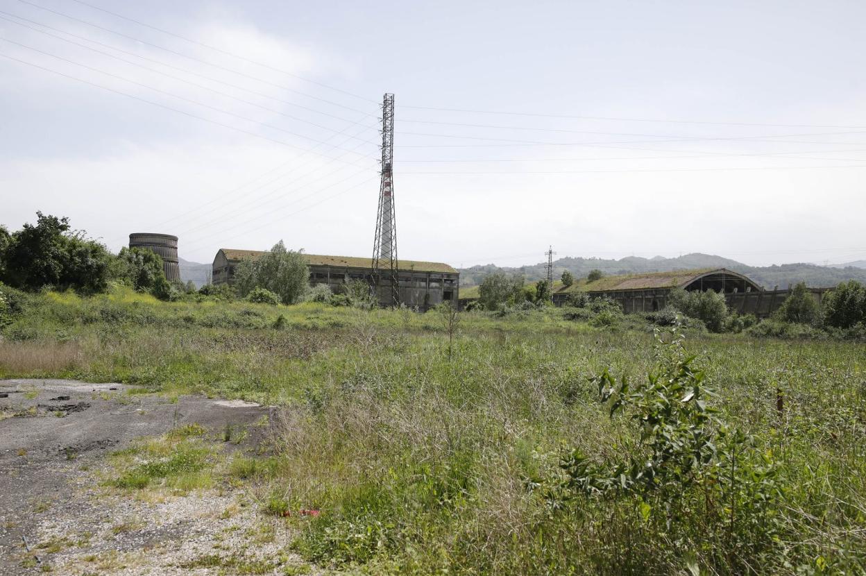 Los terrenos de la antigua Nitrastur, en Langreo, a la espera del proceso de descontaminación. 