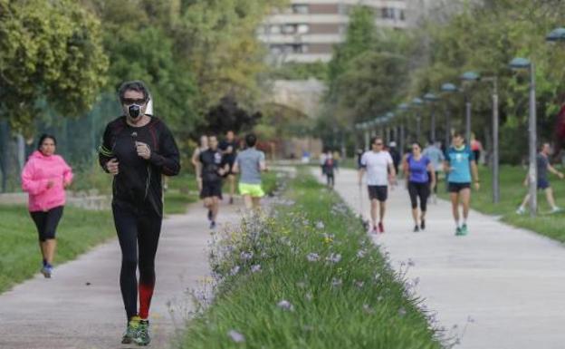 Sanidad aclara el riesgo de contagio que hay al cruzarse con otras personas en una acera o haciendo deporte