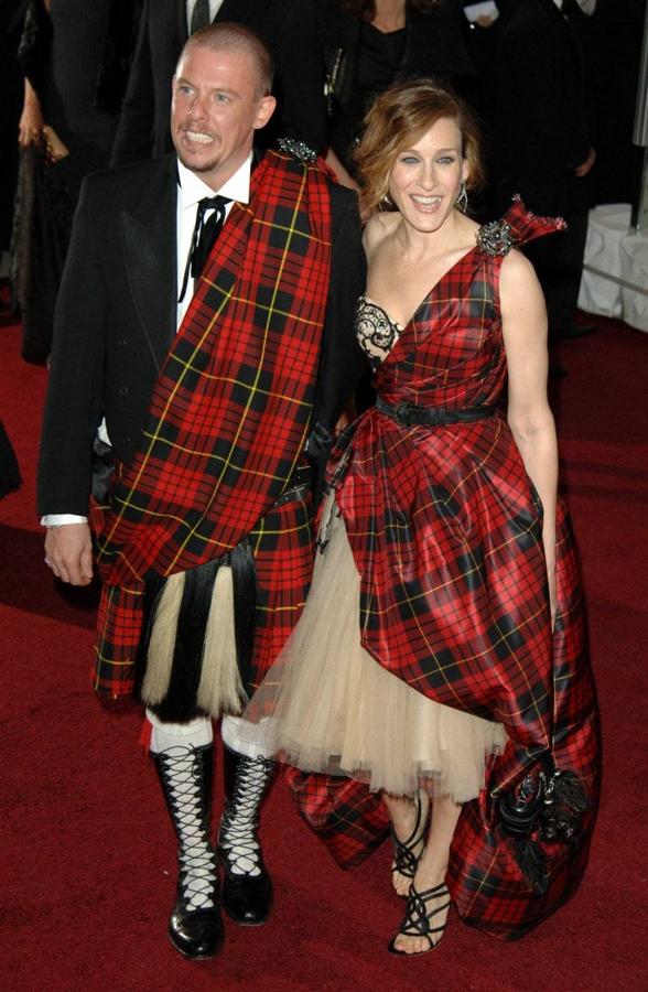 En 2006, cuatro años antes de lamentar su muerte, el diseñador Alexander McQueen acudía a la gala MET de la mano de una de sus musas, Sarah Jessica Parker. Y lo hacía defendiendo una prenda tan tradicional como el kilt escocés que él supo reinventar de una y mil maneras a lo largo de su trayectoria en su firma homónima. Prueba de ello fue el vestido que llevó la actriz, que combinaba tartán clásico con tul en un mismo vestido.