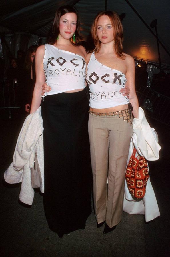 Te sentirás una estrella del rock cuando no te dejes seducir por la ostentación y seas capaz de presentarte en una gala MET con camisetas DIY, como hicieron la diseñadora Stella McCartney y la actriz Liv Tyler. Sucedió en el año 1999.