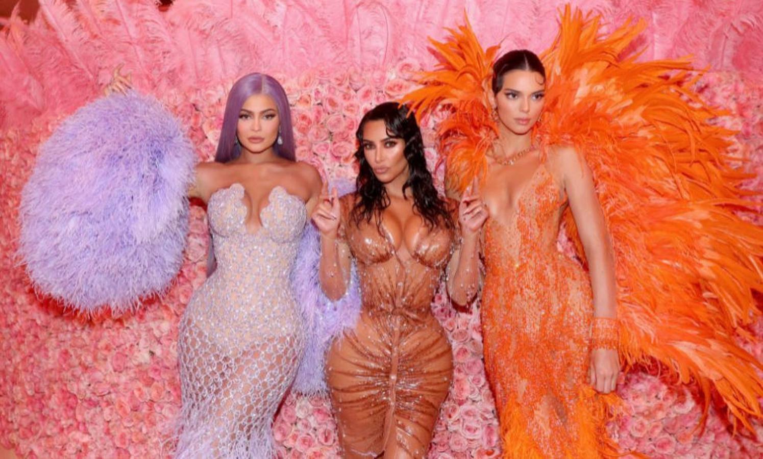 Kylie Jenner, Kim Kardashian West y Kendall Jenner. Tres rostros de la saga más famosa de la televisión reunidos con impactantes looks en la gala del año pasado. El vestido de Kim, diseñado a medida por Thierry Mugler, era tan ceñido que la propia celebrity reconoció que necesitó ayuda de sus hermanas para ir al baño. “Honestamente, si es una emergencia, me orino los pantalones y luego mi hermana me limpia la pierna”, declaró. Ver para creer…