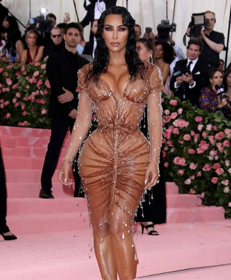 Kylie Jenner, Kim Kardashian West y Kendall Jenner. Tres rostros de la saga más famosa de la televisión reunidos con impactantes looks en la gala del año pasado. El vestido de Kim, diseñado a medida por Thierry Mugler, era tan ceñido que la propia celebrity reconoció que necesitó ayuda de sus hermanas para ir al baño. “Honestamente, si es una emergencia, me orino los pantalones y luego mi hermana me limpia la pierna”, declaró. Ver para creer…