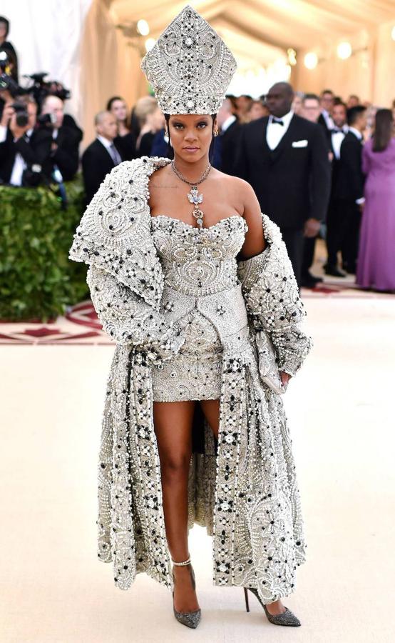 En 2018 la temática de la gala fue, textualmente, “Cuerpos celestiales: la moda y el imaginario católico”. Un asunto que todos supimos de antemano que levantaría alguna que otra ampolla entre los sectores más conservadores. Sin duda, Rihanna se llevó el premio al look más controvertido de la noche, al que algunos llegaron a tildar de ‘blasfemo’. Y es que fue la única en atreverse a llevar una mitra de lujo firmada por Stephen Jones y caracterizarse del mismísimo Papa gracias a Maison Margiela.