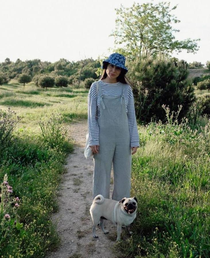 Después de semanas de confinamiento sin poder pisar la calle por la cuarentena, ahora podremos salir a hacer deporte y a pasear dentro de las horas permitidas. Aunque no sea mucho tiempo, para los más fanáticos de la moda se ha convertido en la oportunidad perfecta para huir de los estilismos de estar por casa y sacar partido a las prendas del armario para salir a la calle. Además el buen tiempo y el calor de estos días están haciendo que ya tomen protagonismo algunas prendas más veraniegas y la red social de Instagram no para de llenarse de looks inspiradores para estos días. Estos son algunos de los que nos han convencido ¡Toma nota!