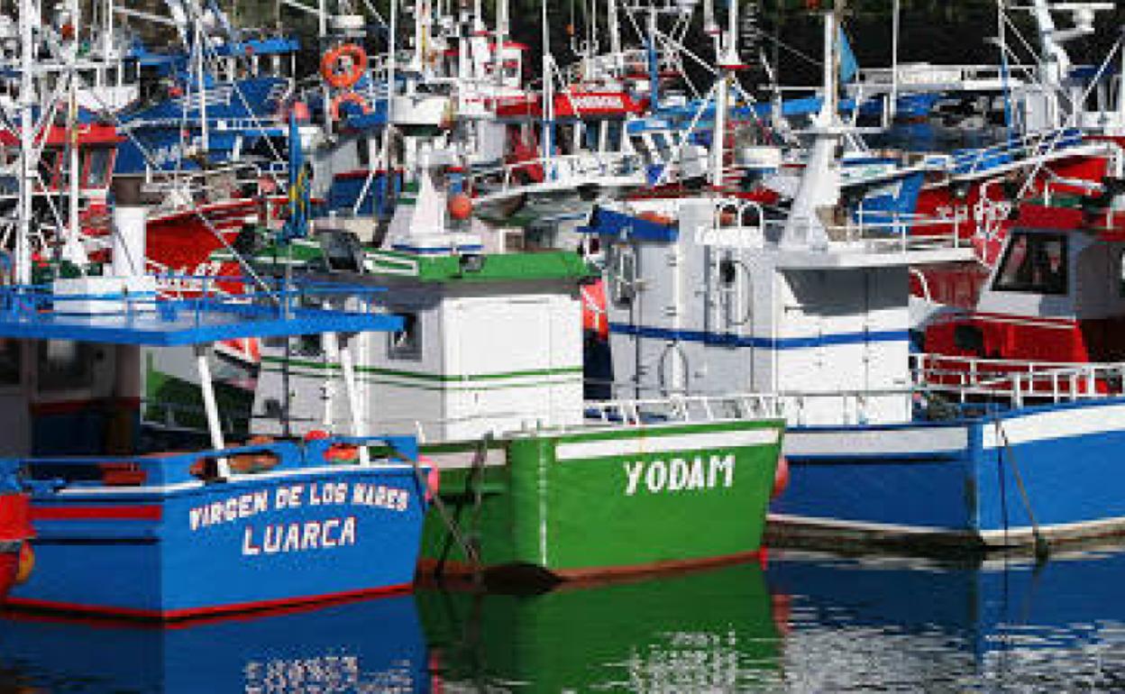 En el centro, el pesquero 'Yodam', con base en Luarca, en una imagen de archivo.