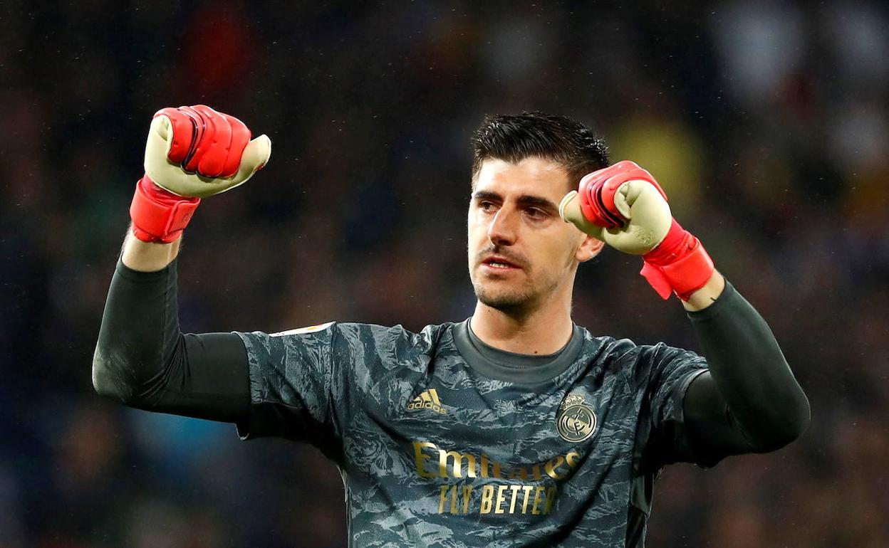 Courtois celebra la victoria del Real Madrid en el último clásico. 