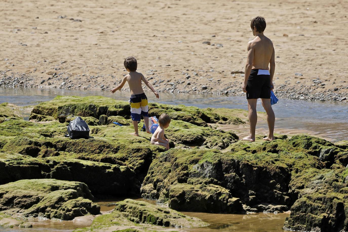 El sol y las altas temperaturas están favoreciendo las horas de paseo de los gijoneses que no dudan en acercarse hasta las playas de la ciudad.