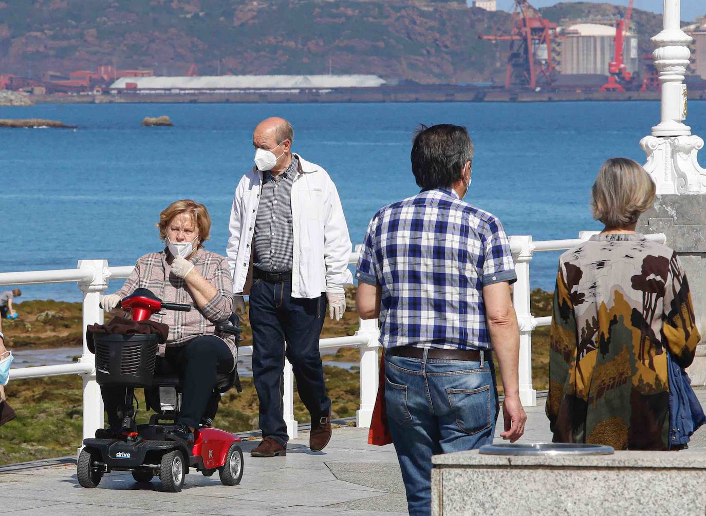 El sol y las altas temperaturas están favoreciendo las horas de paseo de los gijoneses que no dudan en acercarse hasta las playas de la ciudad.