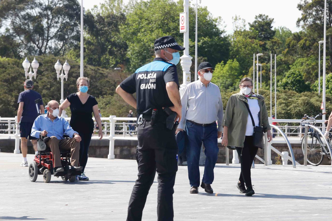 El sol y las altas temperaturas están favoreciendo las horas de paseo de los gijoneses que no dudan en acercarse hasta las playas de la ciudad.