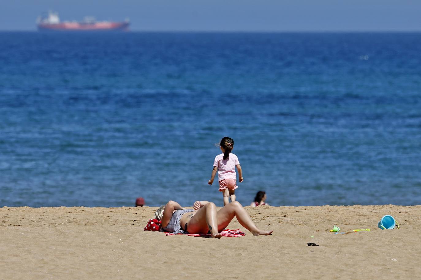 El sol y las altas temperaturas están favoreciendo las horas de paseo de los gijoneses que no dudan en acercarse hasta las playas de la ciudad.