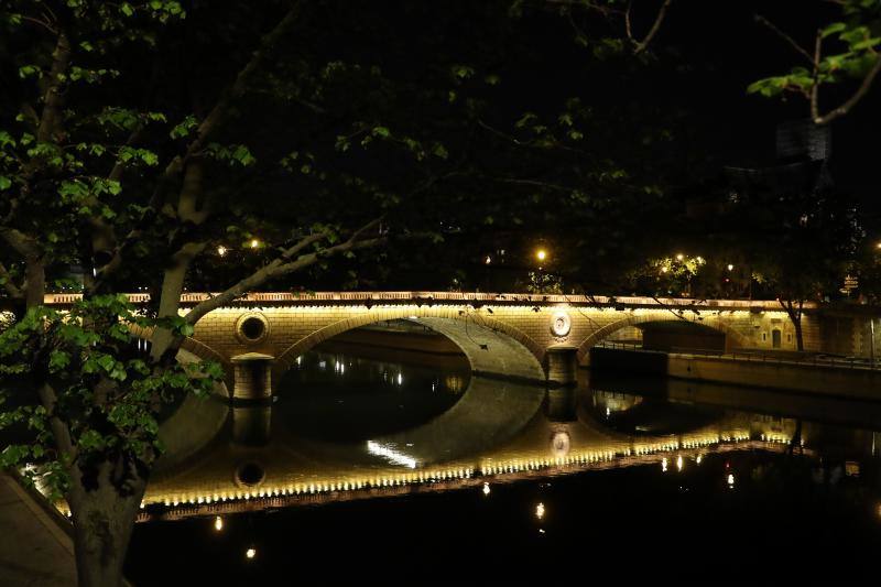 Los lugares más emblemáticos de París permanecen iluminados por las noches pese al estricto encierro que se vive en Francia con el objetivo de frenar la propagación de la pandemia de COVID-19. 