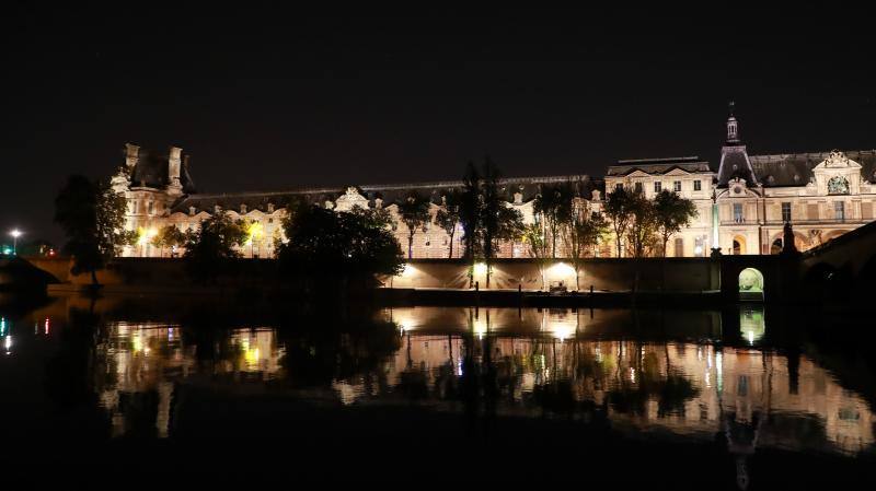 Los lugares más emblemáticos de París permanecen iluminados por las noches pese al estricto encierro que se vive en Francia con el objetivo de frenar la propagación de la pandemia de COVID-19. 