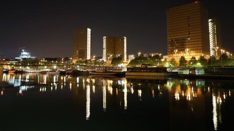 Los lugares más emblemáticos de París permanecen iluminados por las noches pese al estricto encierro que se vive en Francia con el objetivo de frenar la propagación de la pandemia de COVID-19. 