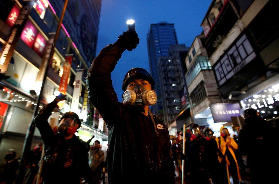 La categoría de fotografía editorial 'Breaking News Photography', ha sido para el equipo de fotógrafos de la agencia Reuters por su cobertura de las protestas de Hong Kong. Es el octavo Pulitzer que recibe la agencia desde 2008 y el quinto en los últimos tres años. En la imagen, un grupo de manifestantes apuntan sus linternas hacia la policía mientras son perseguidos por las calles de Hong Kong, el 25 de agosto de 2019. Autor: WILLY KURNIAWAN (REUTERS)