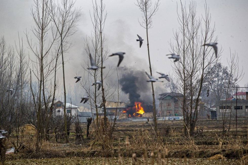Un edificio residencial es arrasado por las llamas durante un enfrentamiento en la localidad de Pulwama, al sur de Srinagar, el 18 de febrero de 2019. Autor: DAR YASIN (AP)