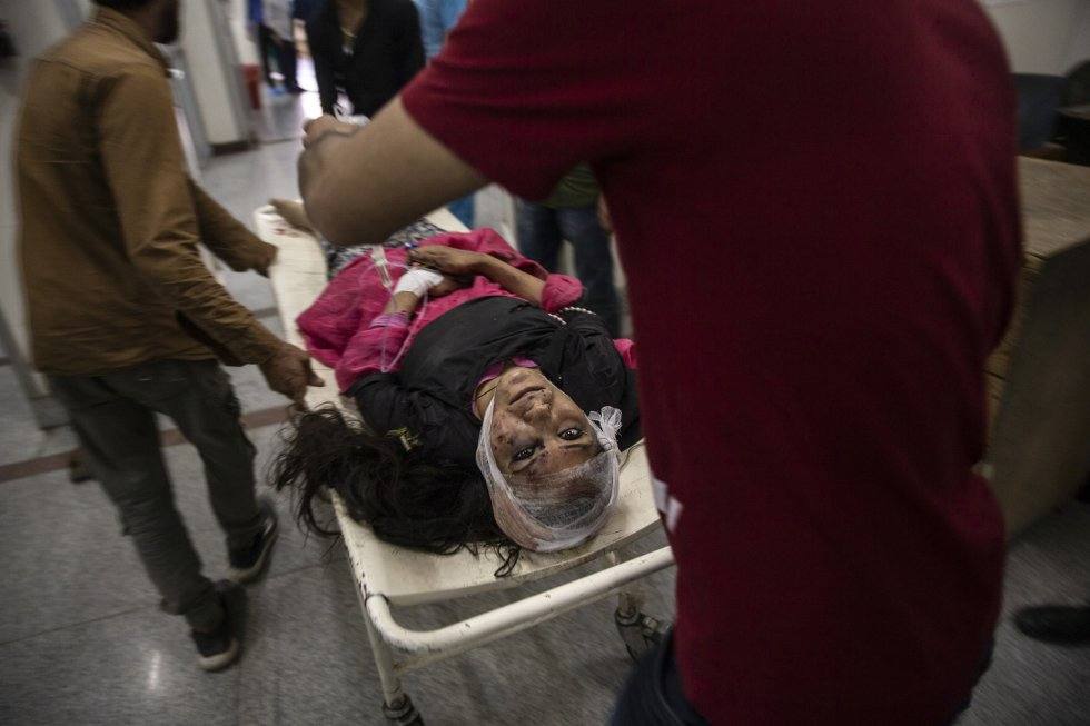 Una mujer es trasladada a un centro hospitalario tras resultar herida en un accidente de circulación en Srinagar, el 27 de junio de 2019. Autor: DAR YASIN (AP)